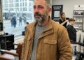 Ich schnitt einem obdachlosen Mann kostenlos die Haare – doch als ich seine Tätowierung sah, entdeckte ich ein Geheimnis, das meine Mutter ihr Leben lang verborgen hatte.