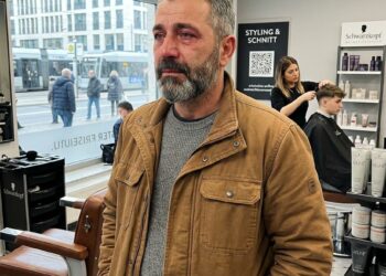 Ich schnitt einem obdachlosen Mann kostenlos die Haare – doch als ich seine Tätowierung sah, entdeckte ich ein Geheimnis, das meine Mutter ihr Leben lang verborgen hatte.