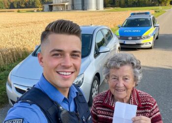 Ein junger Polizist ließ meine 71-jährige Mutter 40 Minuten in der sengenden Hitze stehen – doch als er ihren Namen über Funk durchsagte, verstummte plötzlich die gesamte Leitstelle.