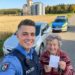 Ein junger Polizist ließ meine 71-jährige Mutter 40 Minuten in der sengenden Hitze stehen – doch als er ihren Namen über Funk durchsagte, verstummte plötzlich die gesamte Leitstelle.