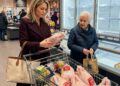 Eine reiche Frau demütigte eine arme Großmutter wegen einer 10-Euro-Pute – doch dann tauchte ihr Schwiegervater auf und änderte alles!