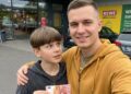 Mit 19 Jahren übernahm ich die Verantwortung für meinen autistischen Bruder, weil unsere Eltern ihn aufgegeben hatten – sechs Jahre später geschah im Supermarkt etwas, das unser Leben für immer veränderte.