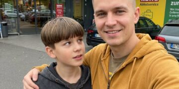 Mit 19 Jahren übernahm ich die Verantwortung für meinen autistischen Bruder, weil unsere Eltern ihn aufgegeben hatten – sechs Jahre später geschah im Supermarkt etwas, das unser Leben für immer veränderte.