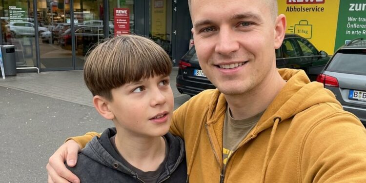Mit 19 Jahren übernahm ich die Verantwortung für meinen autistischen Bruder, weil unsere Eltern ihn aufgegeben hatten – sechs Jahre später geschah im Supermarkt etwas, das unser Leben für immer veränderte.