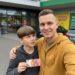 Mit 19 Jahren übernahm ich die Verantwortung für meinen autistischen Bruder, weil unsere Eltern ihn aufgegeben hatten – sechs Jahre später geschah im Supermarkt etwas, das unser Leben für immer veränderte.
